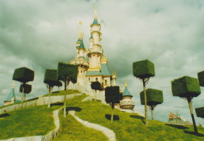 Square trees
MR=576x398pixels 8x5.5inches 72ppi
HR=4184x2888p 43.5x30in 96ppi Disneyland Paris 2000